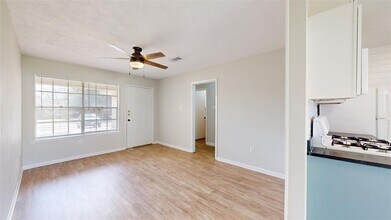 1443 Hawk Tree Dr in College Station, TX - Foto de edificio - Building Photo