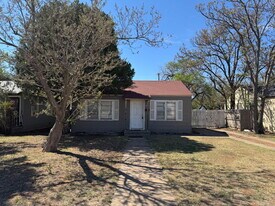 2011 38th St in Lubbock, TX - Building Photo