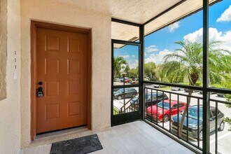 341 Lakeview Dr in Weston, FL - Building Photo - Building Photo