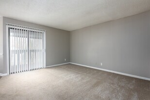 Hunt Club Apartments, LLC in Winston-Salem, NC - Building Photo