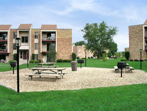 Silver Oaks Court Apartments in New Brighton, MN - Foto de edificio - Building Photo