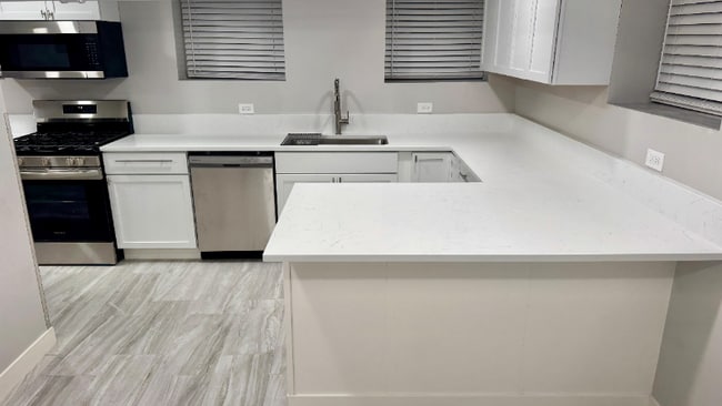 5454 W Berteau Ave, Unit B in Chicago, IL - Foto de edificio - Building Photo