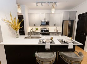 AMLI Quadrangle in Dallas, TX - Building Photo