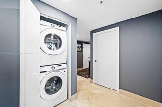 7929 West Dr, Unit 703 in North Bay Village, FL - Foto de edificio - Building Photo