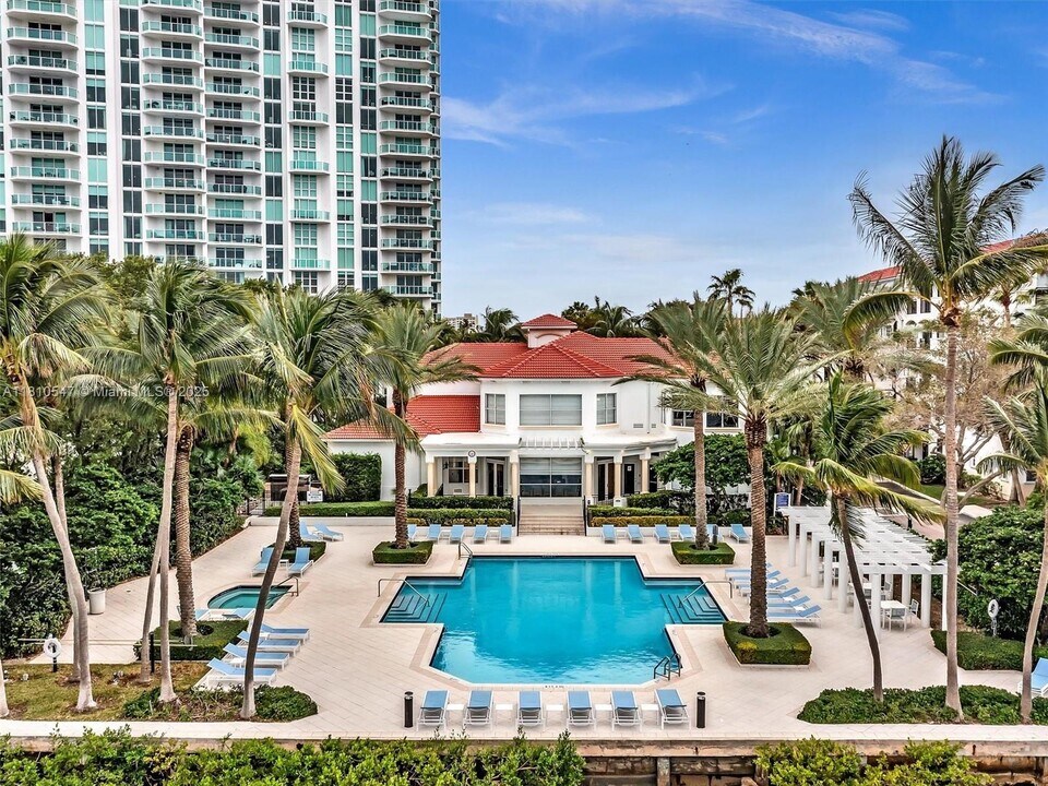 3245 NE 184th St in North Miami Beach, FL - Foto de edificio