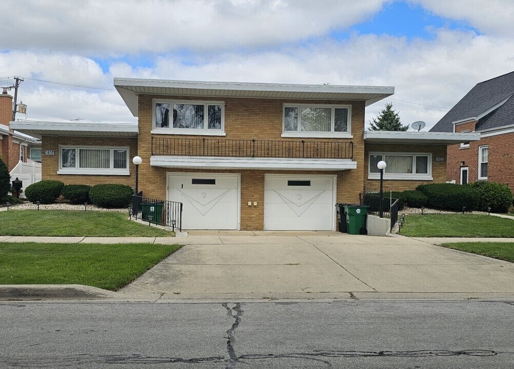 10300 Pelham St in Westchester, IL - Building Photo
