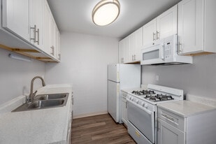 La Privada Valle Poway in Poway, CA - Building Photo