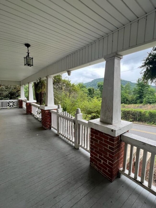 233 Blue Ridge St in Marion, NC - Building Photo - Building Photo