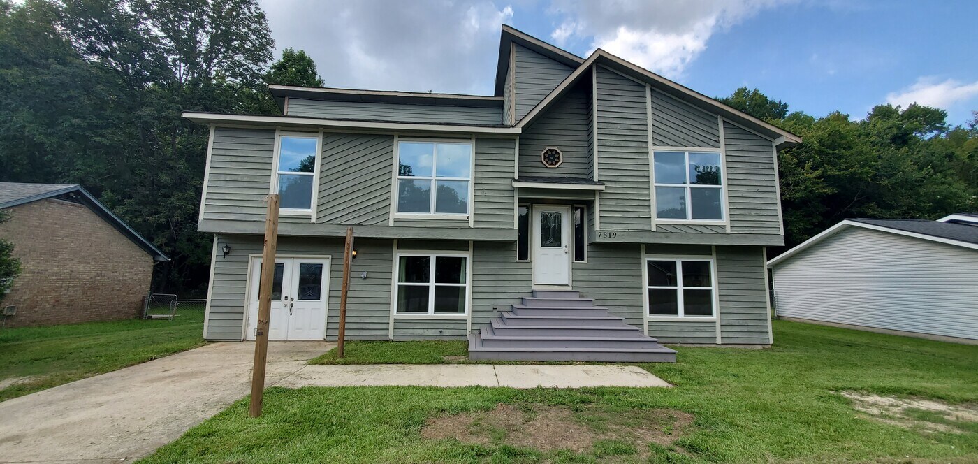 7819 Peppercorn Ln in North Charleston, SC - Building Photo