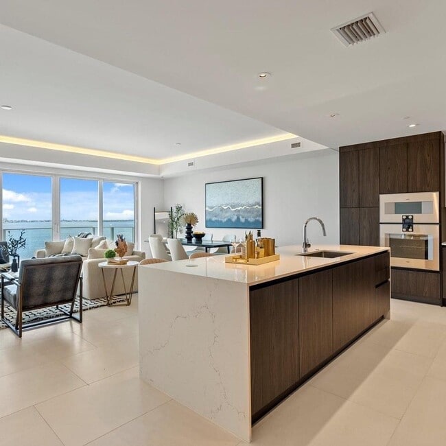 1020 Sunset Point Rd, Unit 505 in Clearwater, FL - Building Photo - Building Photo