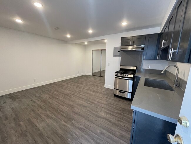 210 W 57th St, Unit 3/4 in Los Angeles, CA - Foto de edificio - Building Photo