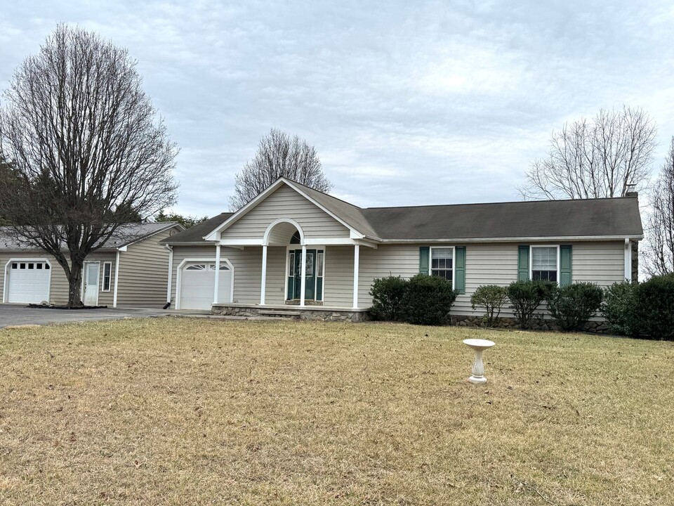 45 Periwinkle Rd in Moneta, VA - Building Photo