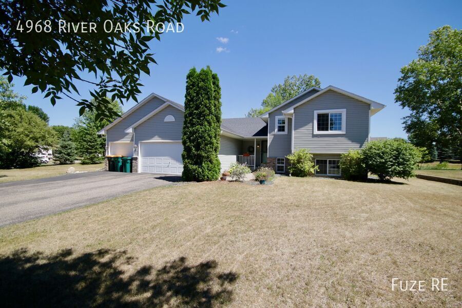 4968 River Oaks Rd in Rockford, MN - Building Photo