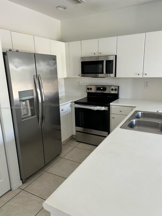 5737 NW 114th Path in Doral, FL - Building Photo