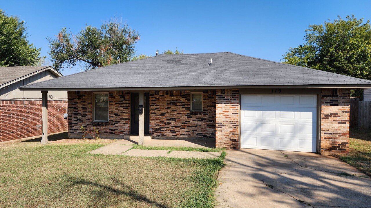 119 W Clegern Ave in Edmond, OK - Building Photo