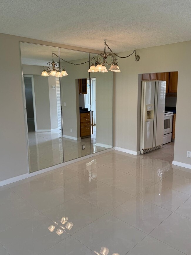 9911 Sandalfoot Blvd in Boca Raton, FL - Foto de edificio - Building Photo