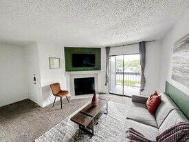 1071 Clayton Ln in Austin, TX - Building Photo