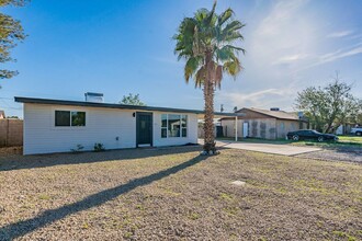 1515 W Behrend Dr in Phoenix, AZ - Foto de edificio - Building Photo