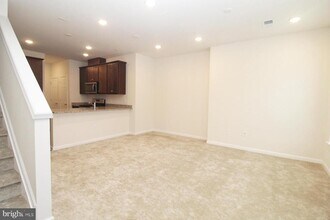 410 Reading Ct in West Windsor Township, NJ - Foto de edificio - Building Photo