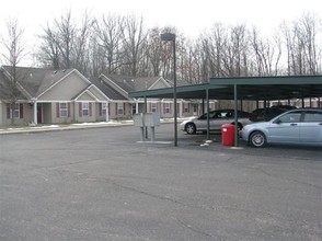 Grand Oak Tree Apartments in Grand Ledge, MI - Foto de edificio - Building Photo