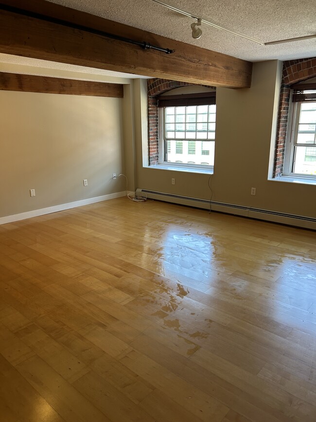 240 Jackson St, Unit 326 in Lowell, MA - Foto de edificio - Building Photo