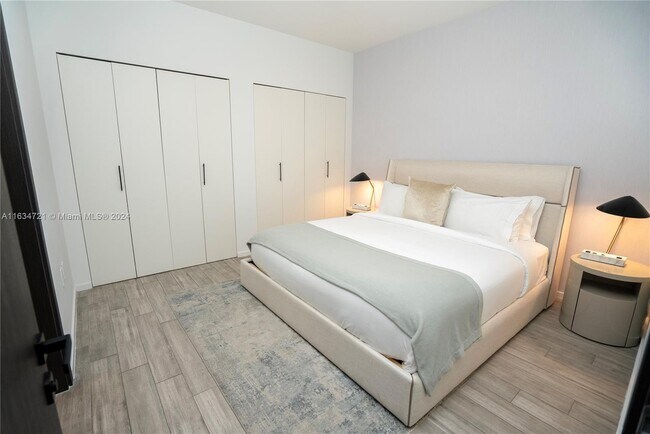 398 NE 5th St, Unit 1617 in Miami, FL - Building Photo - Building Photo