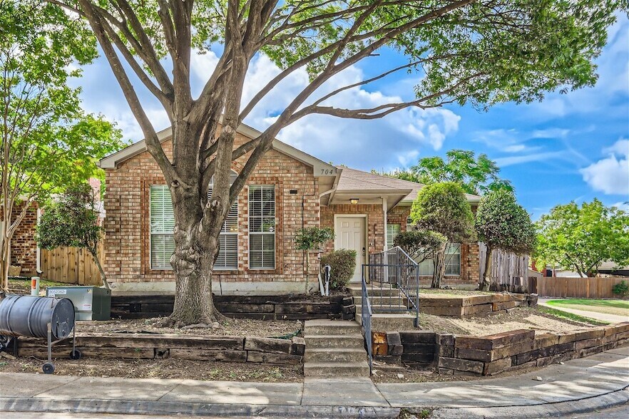 704 Ashbrook Dr, Unit E203 in Desoto, TX - Building Photo