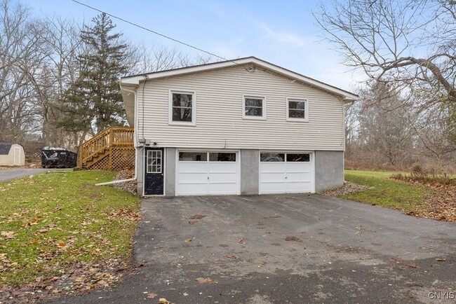 27 Mcpherson St in New York Mills, NY - Building Photo - Building Photo