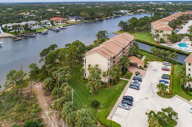 1001 Seafarer Cir in Jupiter, FL - Building Photo - Building Photo