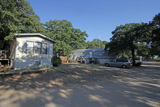 5566 Mitchell Saxon Rd in Fort Worth, TX - Foto de edificio - Building Photo