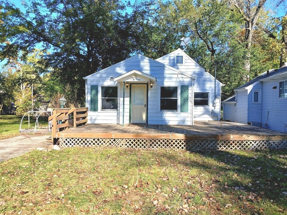 112 Hazel Ct in Island Lake, IL - Building Photo