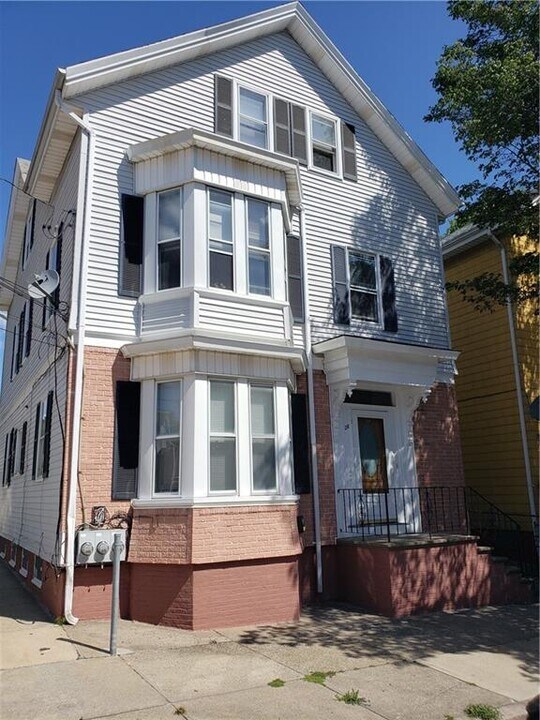 28 E Transit St in Providence, RI - Building Photo