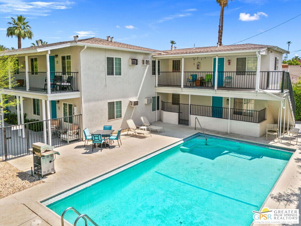 1674 Vía Salida in Palm Springs, CA - Building Photo