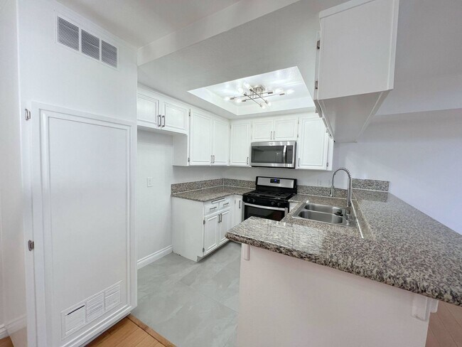 5248-5248 Cartwright Ave in Los Angeles, CA - Building Photo - Building Photo