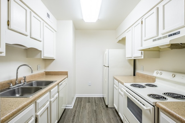Oakbrook Apartments in Goldsboro, NC - Building Photo - Building Photo