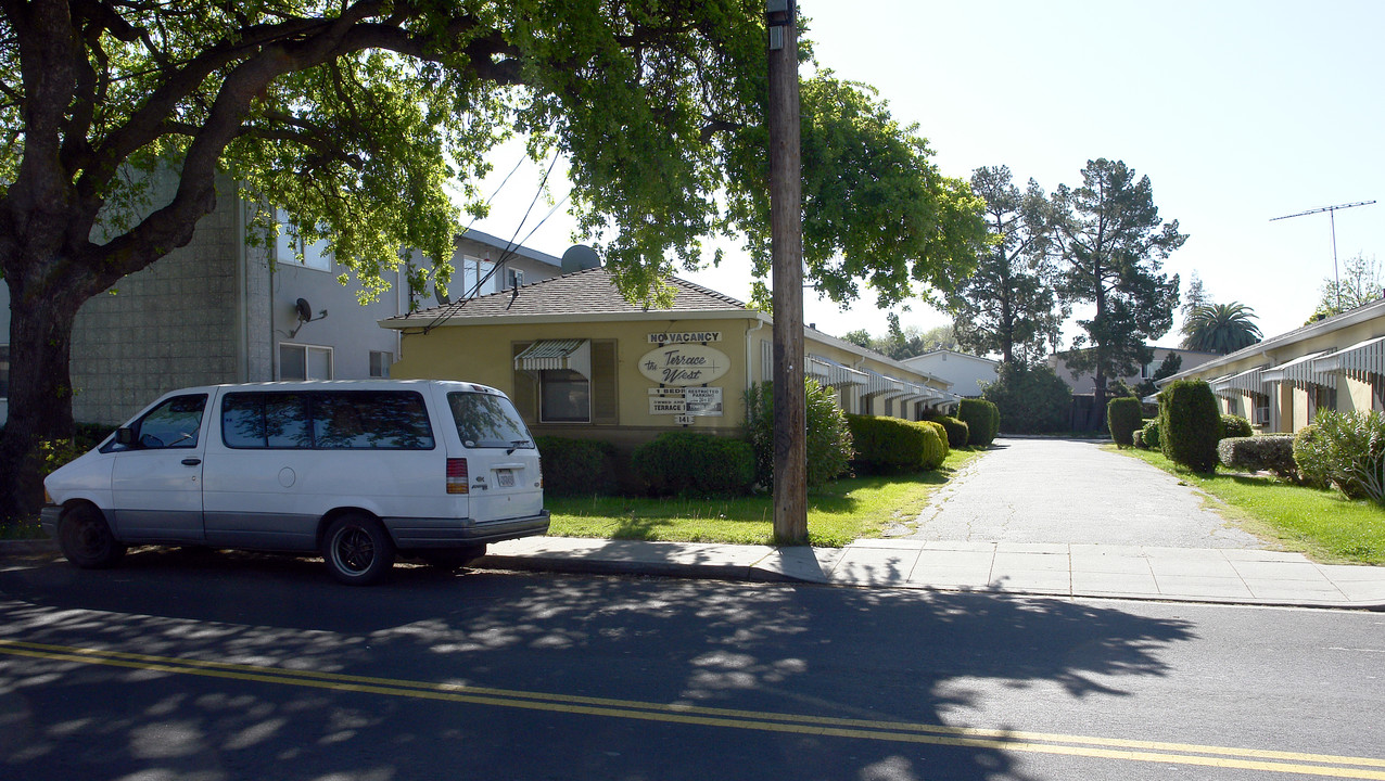 141 Oak Ave in Redwood City, CA - Building Photo