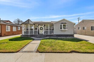 4220 Los Coyotes Diagonal in Lakewood, CA - Building Photo
