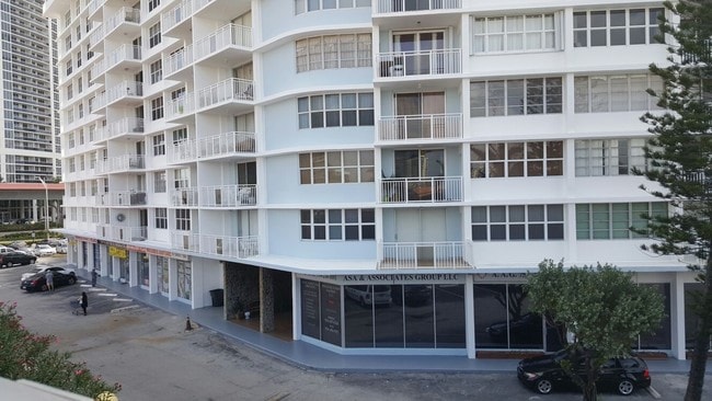 Imperial Towers North in Hallandale Beach, FL - Foto de edificio - Building Photo