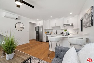 6521 Homewood Ave-Unit -1/2 in Los Angeles, CA - Building Photo - Building Photo