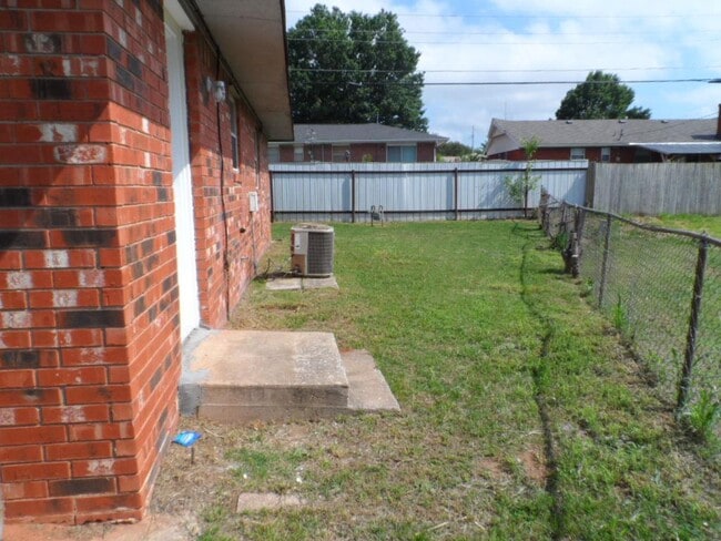 120 NE 12th St in Moore, OK - Building Photo - Building Photo