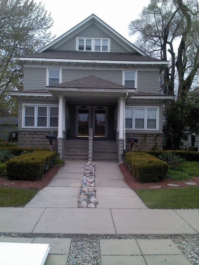 1006 S Washington Ave Apartments and Nearby Royal Oak Apartments For