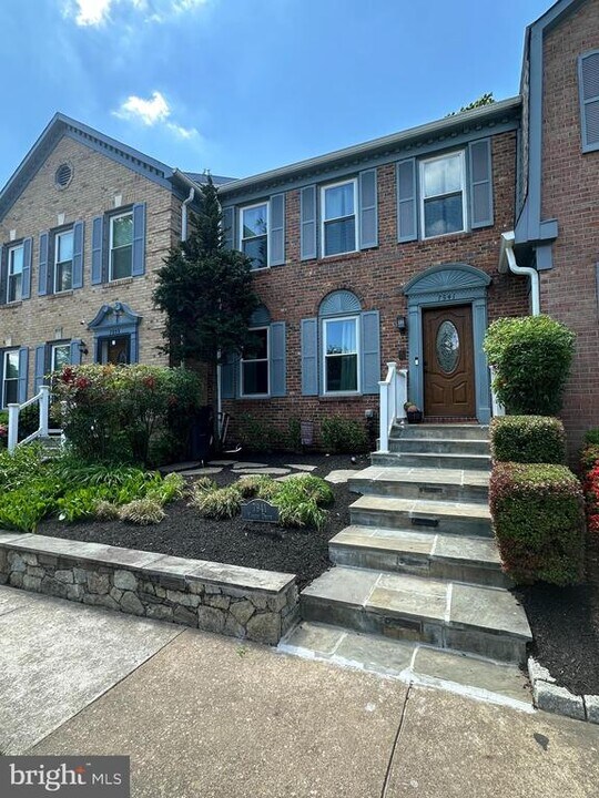 7941 Yancey Dr in Falls Church, VA - Foto de edificio
