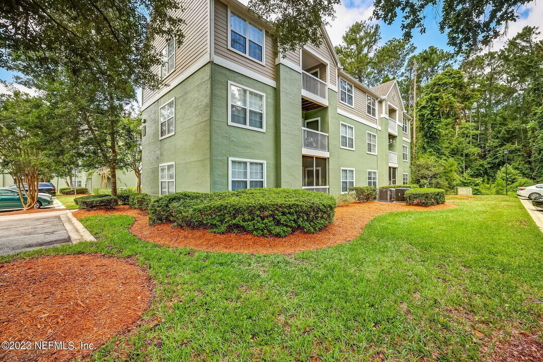 7701 Timberlin Park Blvd in Jacksonville, FL - Foto de edificio
