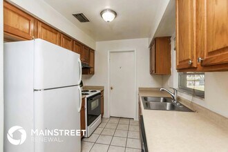 865 S Lake Rd in Titusville, FL - Foto de edificio - Building Photo