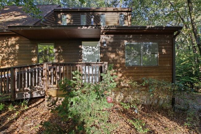 2459 Clairmont Rd NE in Atlanta, GA - Foto de edificio - Building Photo