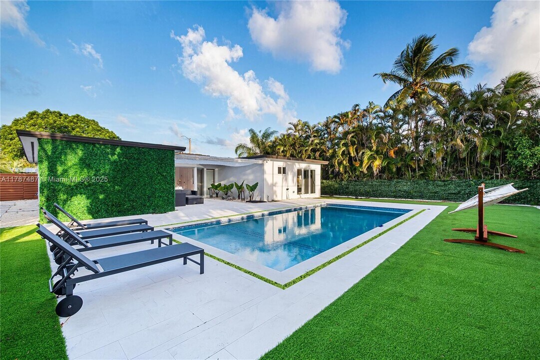 10658 NE 11th Ave in Miami Shores, FL - Building Photo