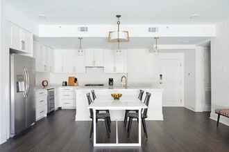 301 St Charles Ave in New Orleans, LA - Building Photo - Building Photo