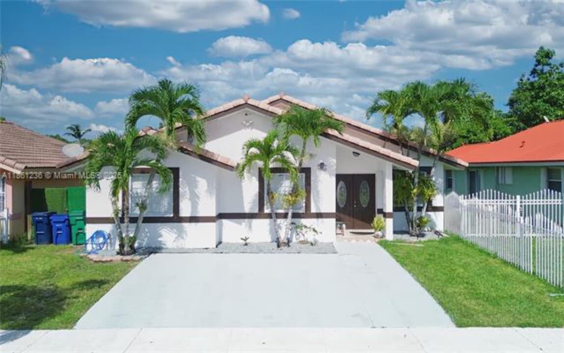 18331 SW 135th Ave in Miami, FL - Foto de edificio