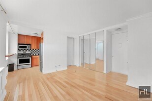 E 47TH ST, Unit 26D in New York, NY - Building Photo
