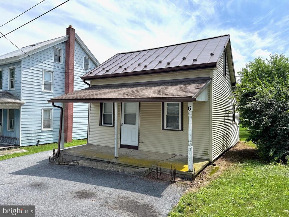 6 Tanner St in Myerstown, PA - Building Photo